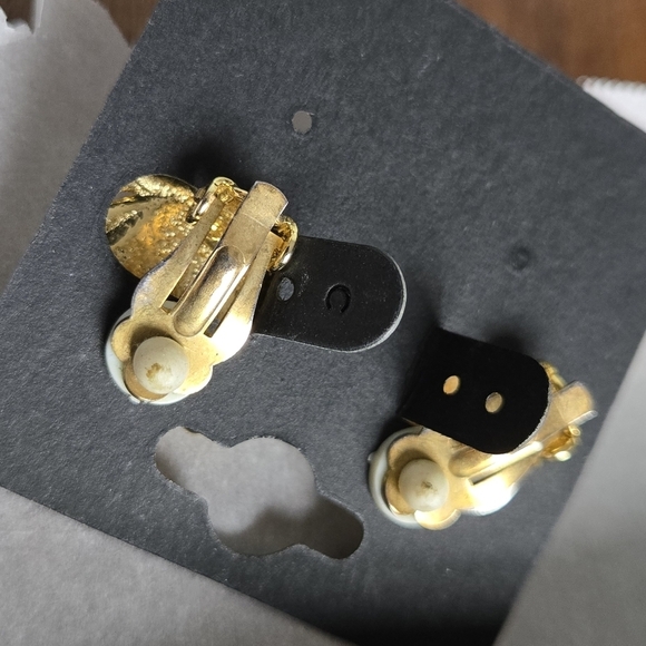 Vintage Gold Tone Fuax Pearl Earrings Clip On Earrings - Picture 13 of 16